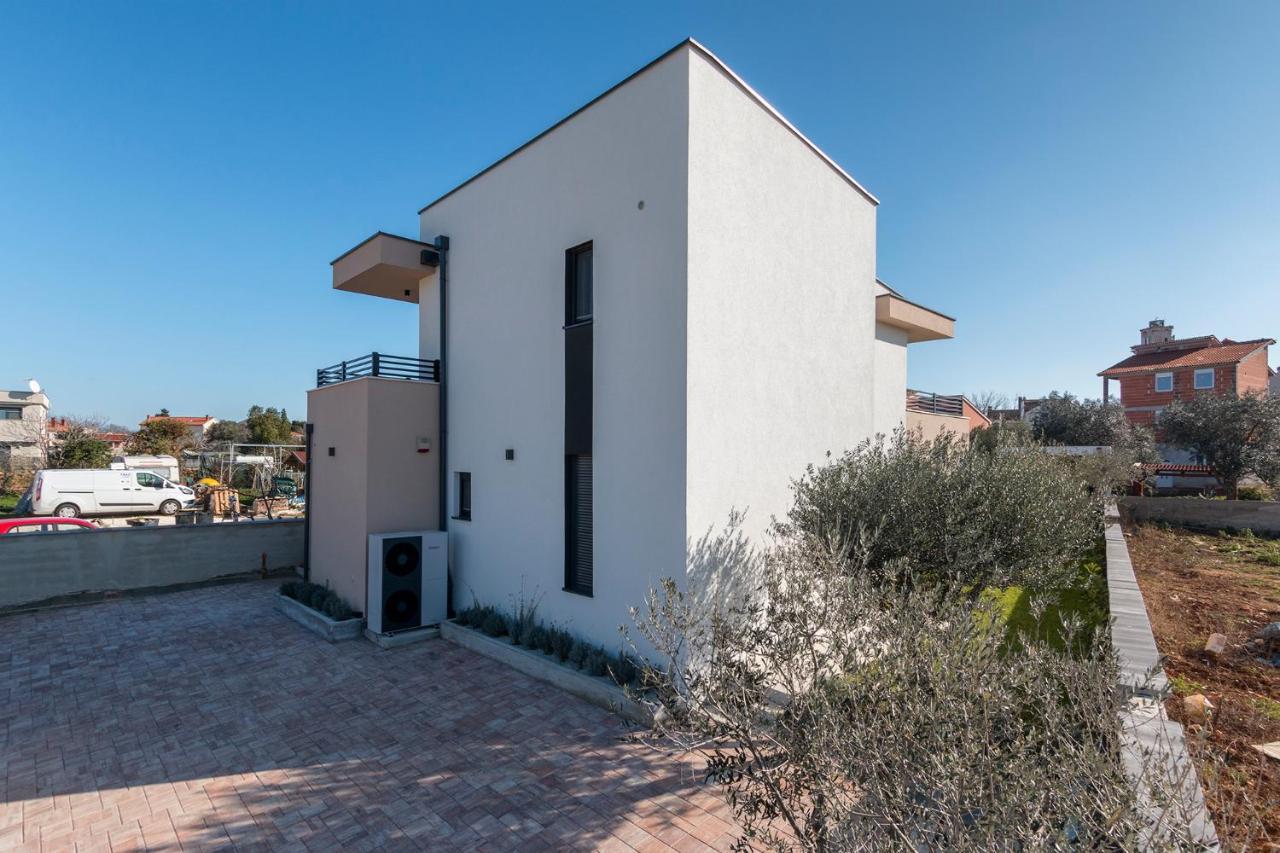 M Villa *